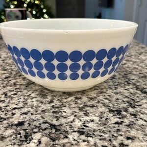 Vintage Pyrex blue polka dots 2 1/2 quart size bowl
Very nice condition